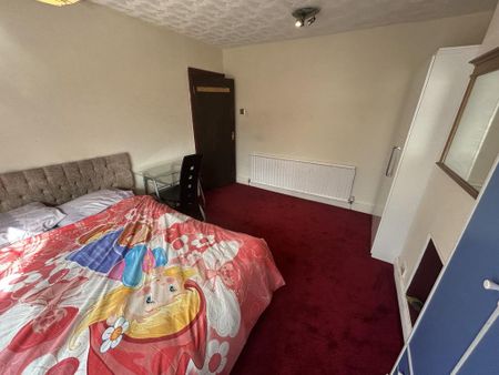 1 bedroom in a house share to rent - Photo 4