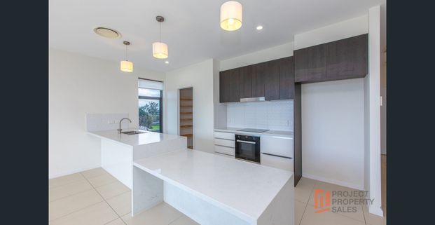 2 x Weeks FREE - Top Floor, Spacious internal and Massive Private Balcony - Photo 1