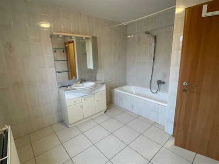 Gunstig gelegen 3 slaapkamer duplex appartement met garage. - Photo 5