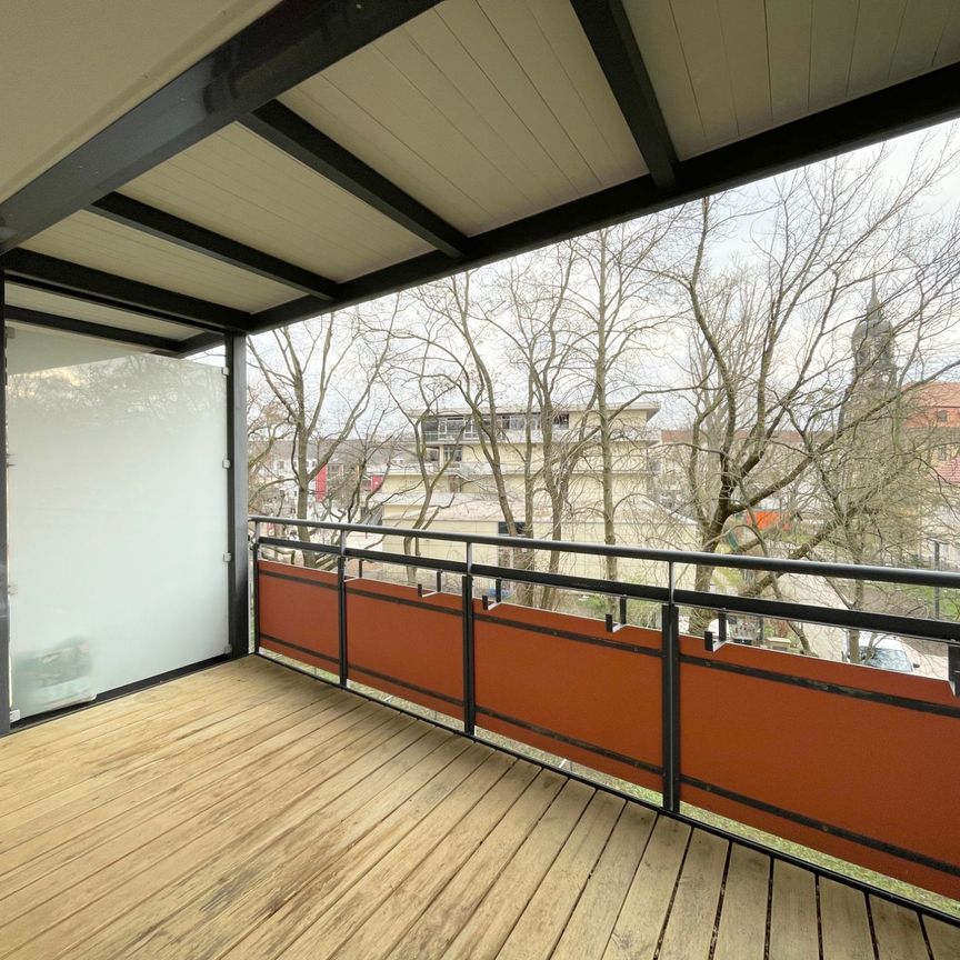 Mitten im Stadtzentrum: Balkon mit Blick ins Grüne + Dusche + Aufzug! - Photo 1