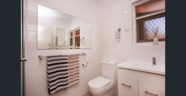 Two Bedroom Unit in Seaside Suburb - Photo 1