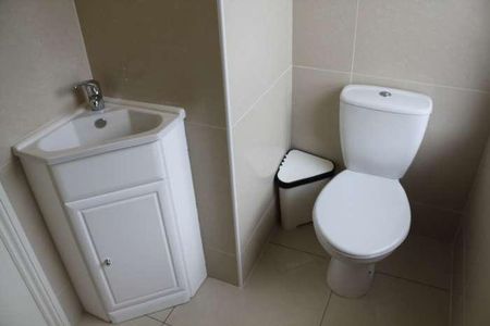 Apartment At The Rear Of Rhymney St, CF24 - Photo 4