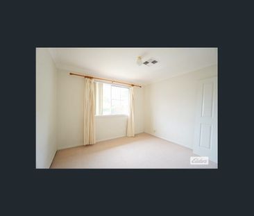 3 bedroom townhouse with lock up garage! - Photo 2