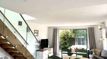 Immaculate fully furnished modern townhouse in ideal City location! - Photo 2