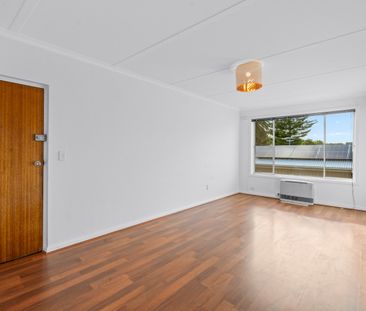 Renovated 2-Bedroom Apartment in Prime Cheltenham Location - Modern... - Photo 2