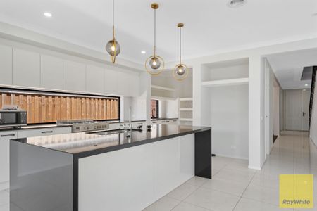 Stunning Large Family Home! - Photo 4