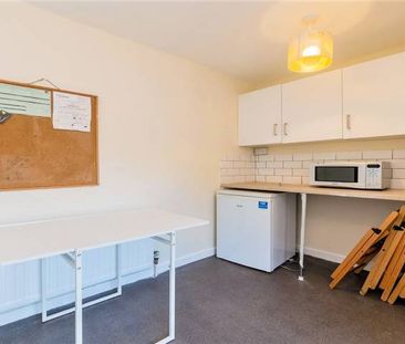 3 Bedroom, 1 bath, 1 reception Flat - Photo 2