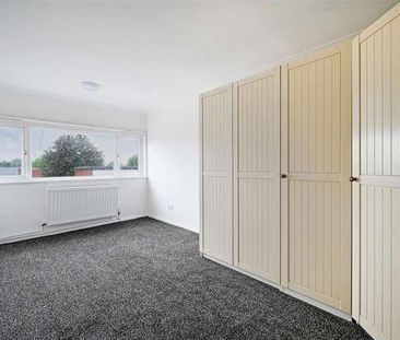 Polesden Gardens, Raynes, SW20 - Photo 2