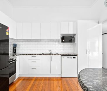 Spacious Family Home in a Quiet Corner Position - Photo 4