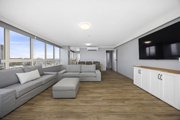 Stand Out Apartment in Ideal Surfers Paradise Location - Fully Furnished! - Photo 1