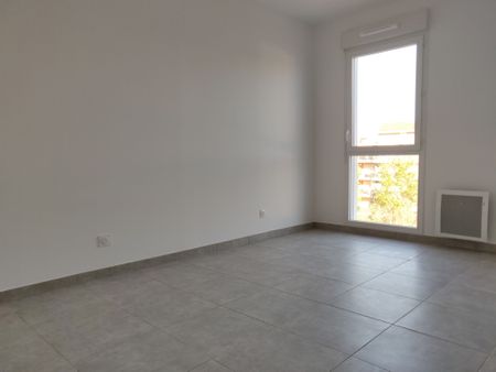 Appartement 3 pièces 59m2 MARSEILLE 14EME 925 euros - Photo 4