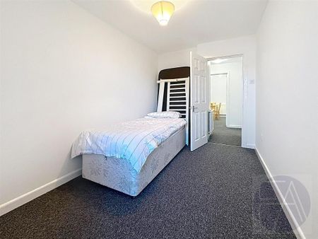 3 bedroom flat to rent - Photo 5