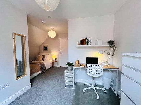 Stunning student house share on Westerfield Road opposite Christchurch Park - Photo 1