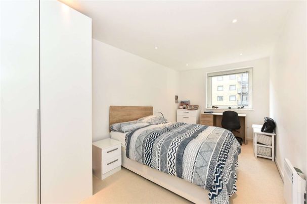 A light, bright and spacious three bedroom apartment situated on the second floor of this modern waterside development located in the heart of Limehouse Marina. - Photo 1