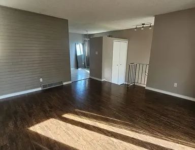 Cozy 2 Bed / 1 Bath Main Floor Suite Convenient Access To Amenities | 1011 49 Street Northwest, Edmonton - Photo 1