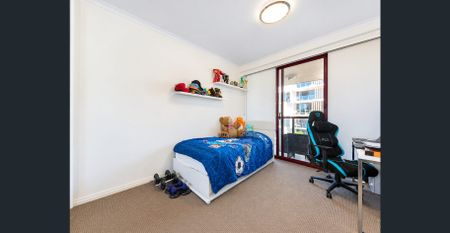 Stylish Two-Bedroom Apartment in Prime Bondi Junction Location - Photo 4