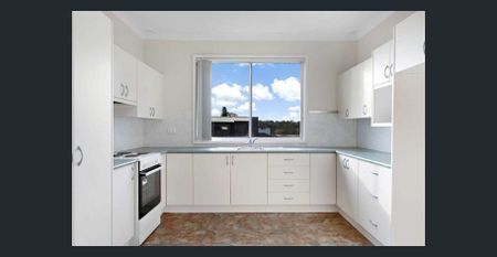 Charming Family Home - Photo 4