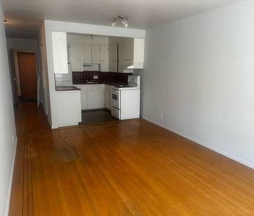 Kits 1 bed condo mins from the beach, hardwood floor, second floor - Photo 1