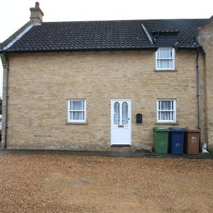 2 bedroom end of terrace house to rent - Photo 2