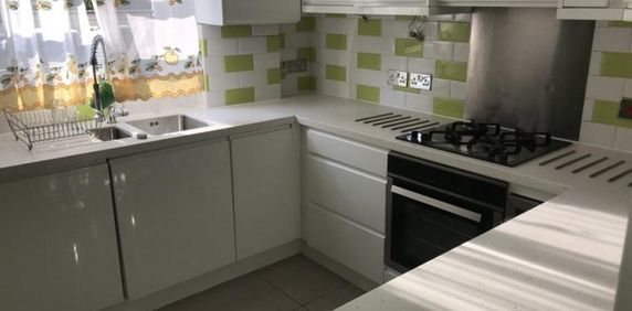 1 bedroom in a flat share to rent - Photo 2