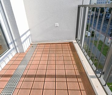 KOMFORTABEL UND VERKEHRSGÜNSTIG WOHNEN - BALKON, FUSSBODENHEIZUNG, EINBAUKÜCHE , PARKETT UND AUFZUG - Photo 3