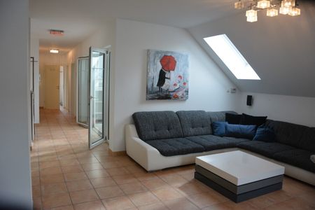 STILVOLLE MANSARDENWOHNUNG IN RUHIGER SIEDLUNGSLAGE VON GARSTEN - Foto 2