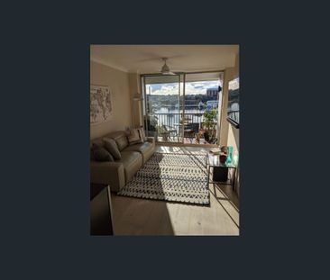 Stunning Two-Bedroom Apartment with Panoramic Bay & Bridge Views - Photo 5