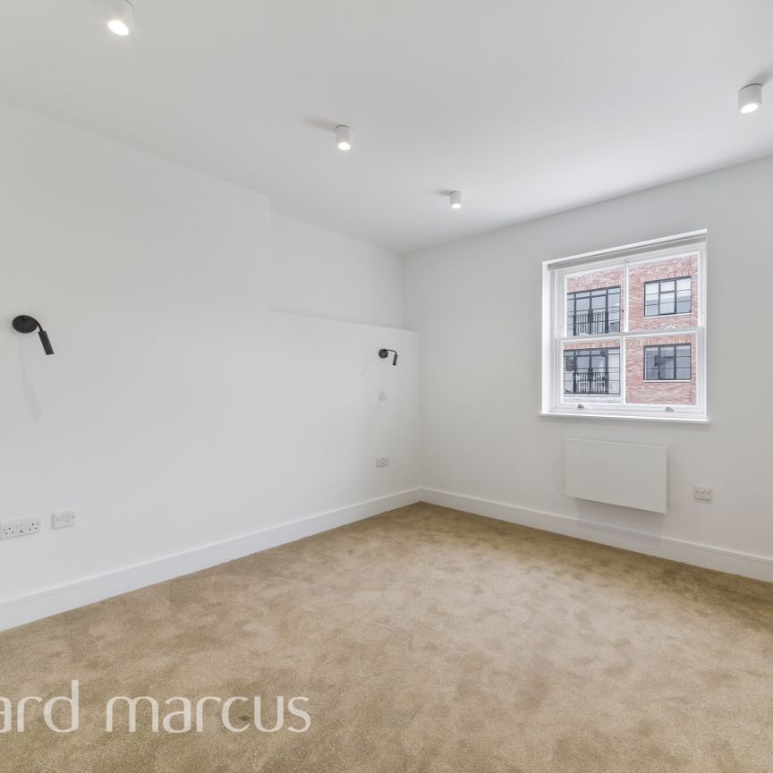 Mitcham Lane, London - Photo 1