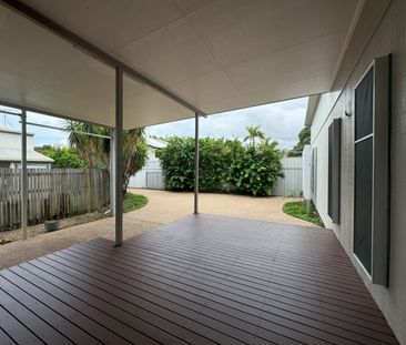 PRIVATE AND LOW MAINTENANCE 3 BEDROOM HOME IN PERFECT LOCATION - Photo 3