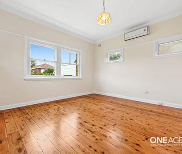 SPACIOUS FAMILY HOME - Photo 2