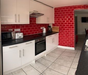Furnished Room in Well Presented Shared Property – Garner Street - Photo 1