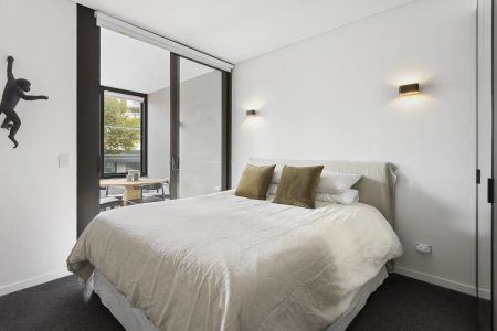 Sophisticated designer haven in an ultra-convenient location - Photo 4