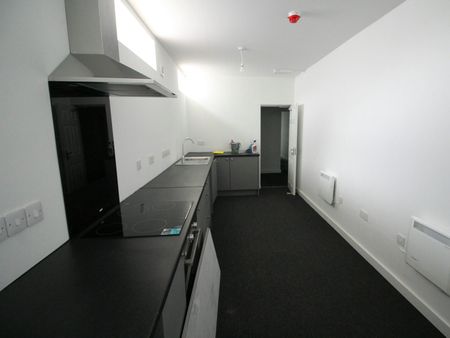 House of Multiple Occupation to rent on - Photo 2