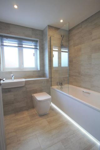 3 bedroom flat to rent - Photo 2