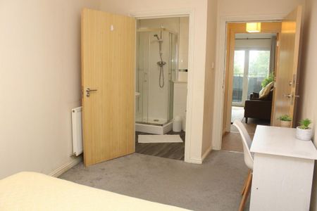 3 bedroom flat to rent - Photo 4
