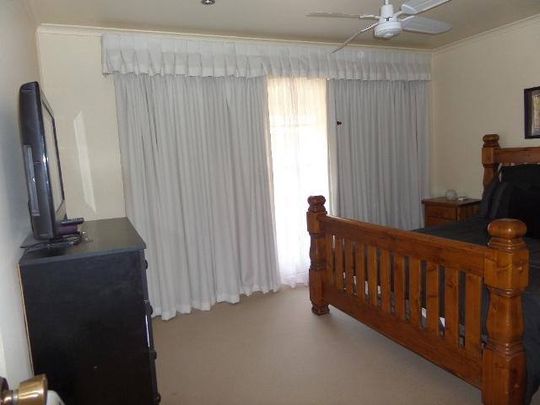 Immaculate 2 Bedroom Renovated Townhouse - Photo 1