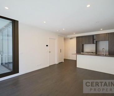 Bright, Contemporary Apartment Ready to Call Home - Photo 4