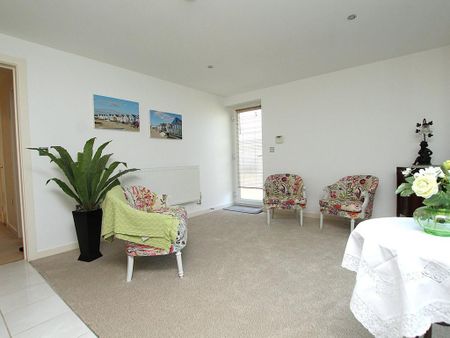 2 bedroom ground floor flat to rent - Photo 2