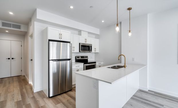 Jersey: Gold Accents – 196 Colony, Winnipeg, MB - Photo 1