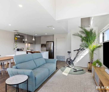 BRIGHT & SUNNY THREE BEDROOM IN 'THE RESERVE' - Photo 2