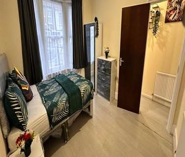 4 bedroom terraced house to rent - Photo 3