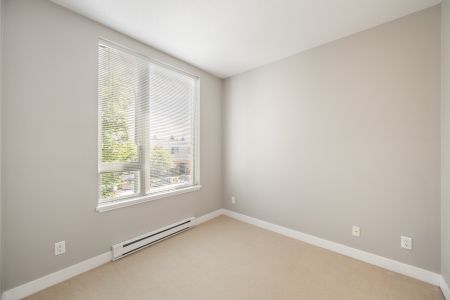 Bright Two Bedroom + Den + Solarium! - Photo 4