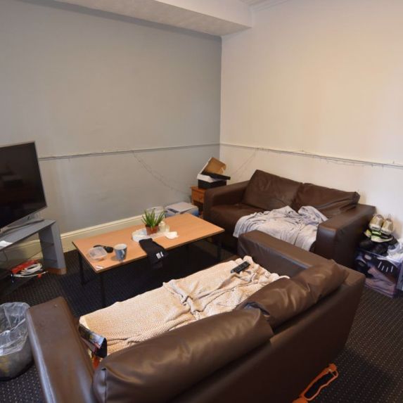 4 bedroom House in Meadow View, Leeds - Photo 1