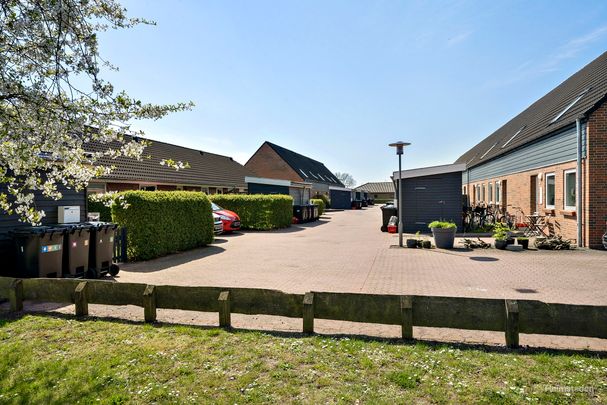 Nyrenoveret rækkehus i børnevenligt område - Photo 1