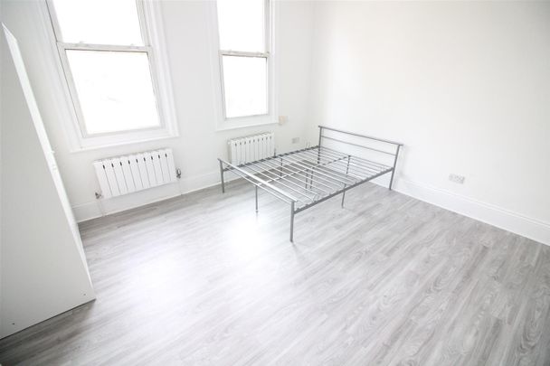 Madeley Road, London - Photo 1