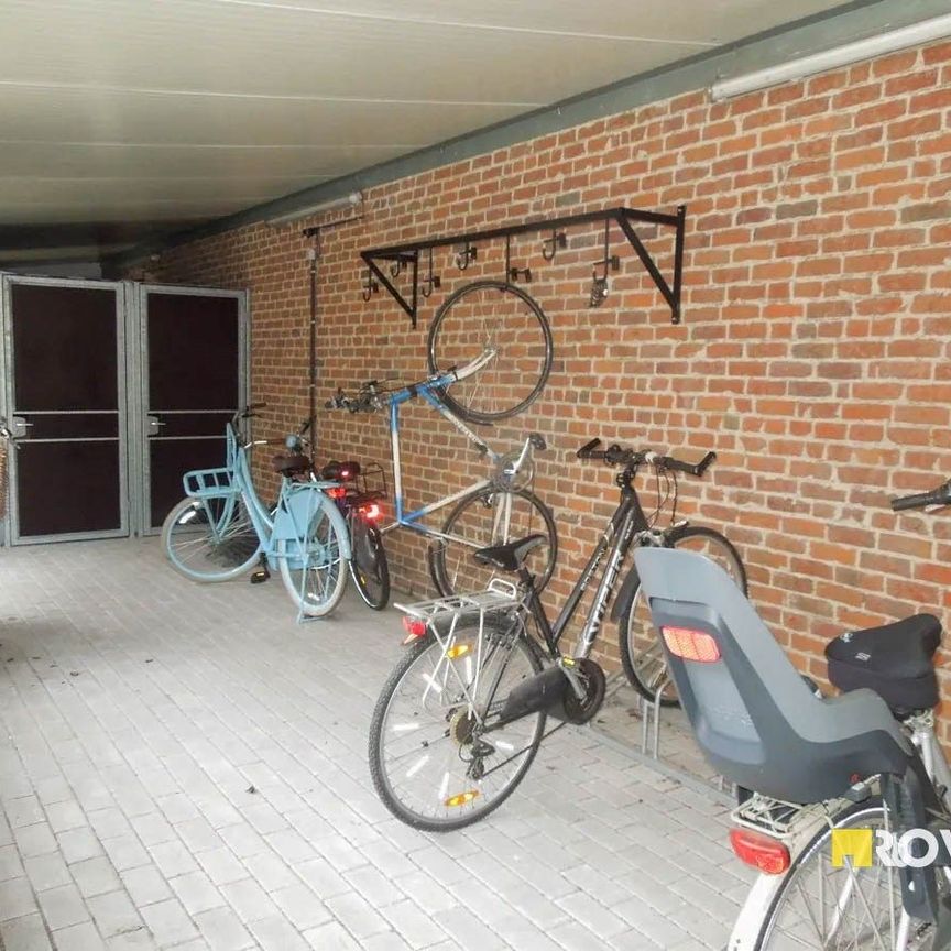 Gelijkvloers éénslaapkamer- appartement met private overdekte autostaanplaats! - Foto 1