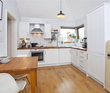 A charming 1 bed apartment located in this fantastic city centre lo... - Photo 3