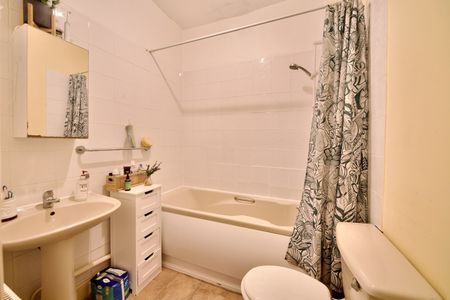 2 Bed Flat, Newport Road, E10 - Photo 4