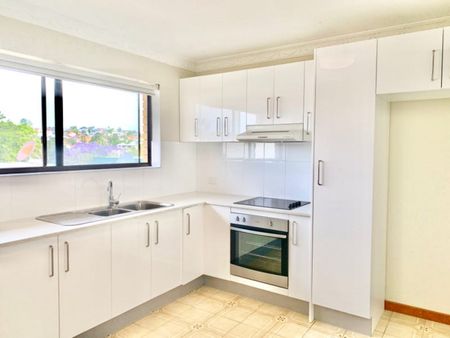 Great 2 bedroom unit in the heart of Greenslopes! - Photo 3