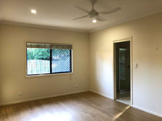 CABOOLTURE - MODERN & TRANQUIL - Photo 1